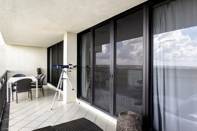 Building Photo - 4050 N Ocean Dr
