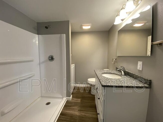 Building Photo - 609 1st St W