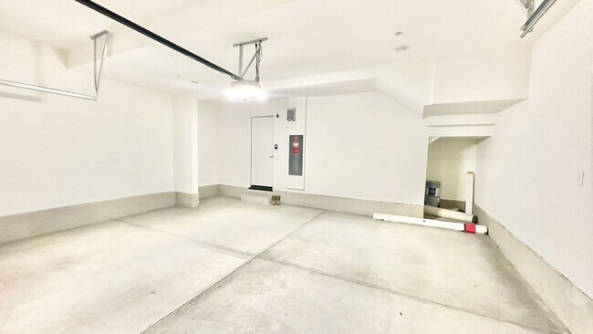 Building Photo - Beautiful, Newer Construction Home in Desi...