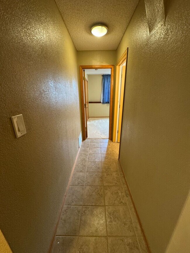 Building Photo - 5 Bedroom Home in Broadmoor Bluffs