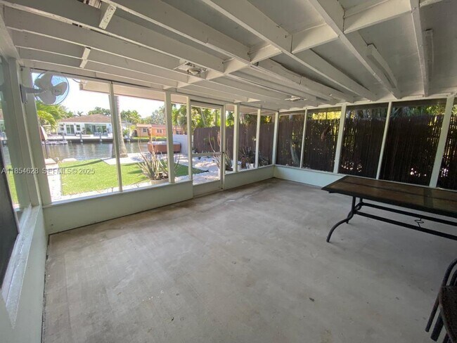 Building Photo - 1350 NE 30th St