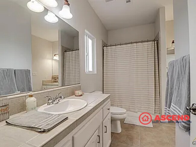 Building Photo - Stunning 3 Bedroom Home In Rosedale!
