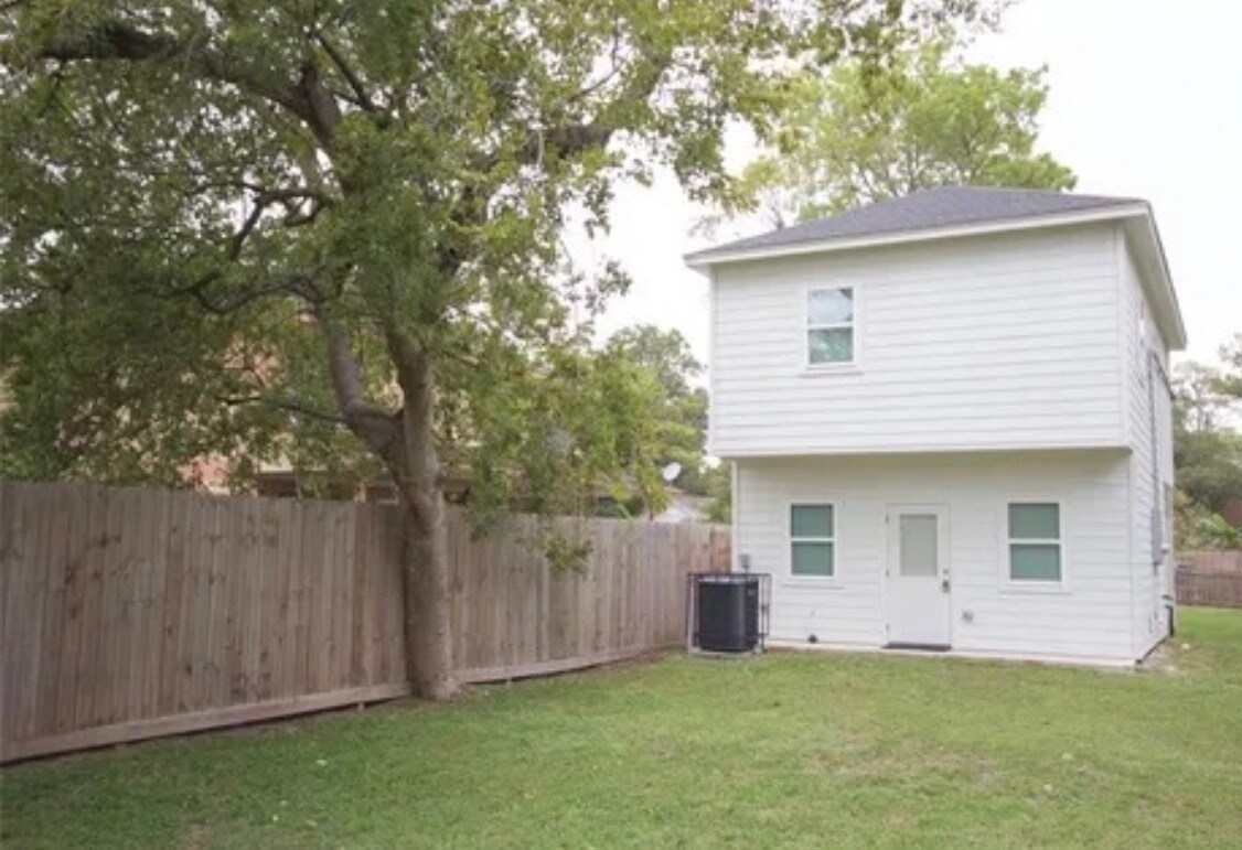 Building Photo - 210 Garrotsville St