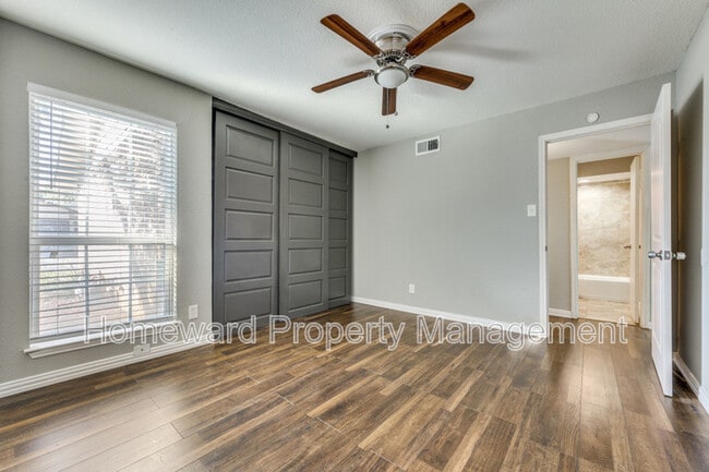 Building Photo - 2211 Heritage Cir