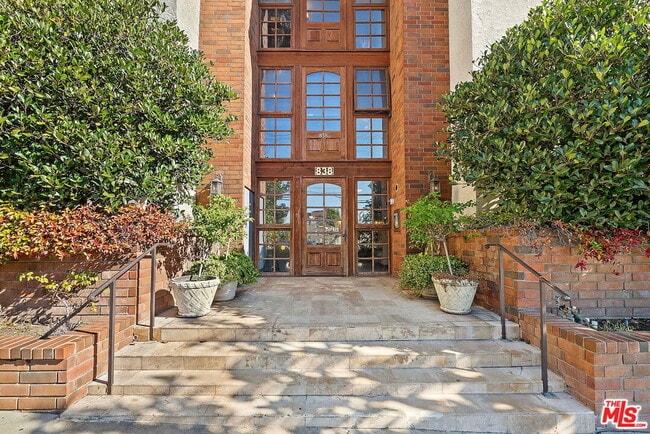 Building Photo - 838 S Barrington Ave