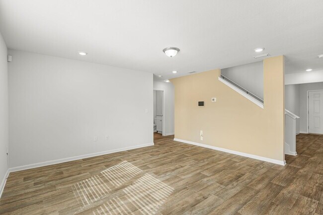 Building Photo - 5832 Viking Wy