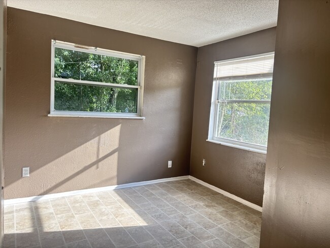 Building Photo - 1117 Rushing St