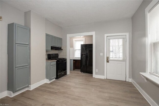 Building Photo - 5614 Drake Ave