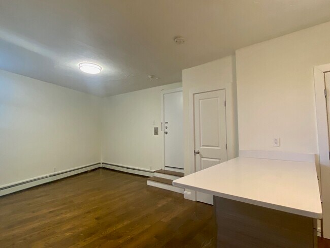 Building Photo - 5 N Margin St