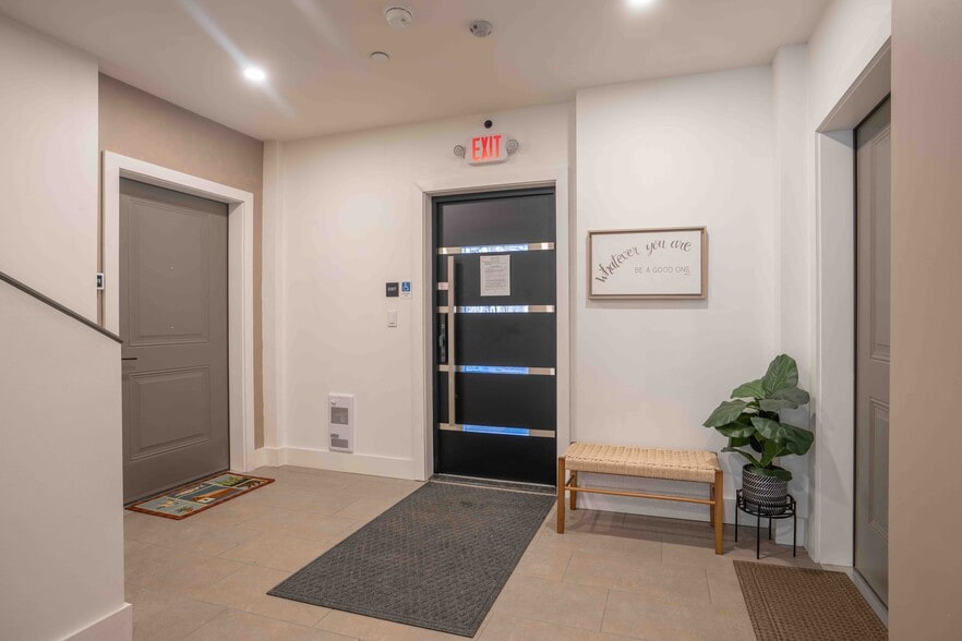 building lobby - 517 18th St