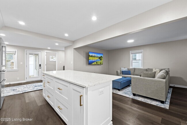 Building Photo - 1112 E Burnett Ave