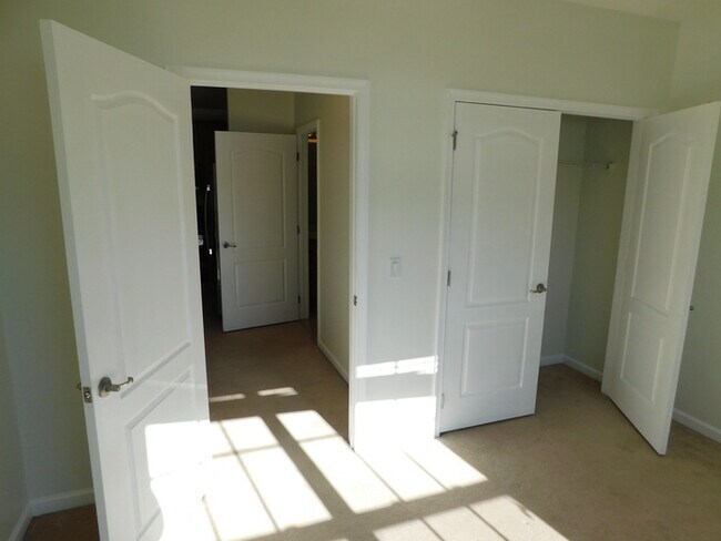 Building Photo - Recently Painted - 2 Bdrm Large Condo Edis...