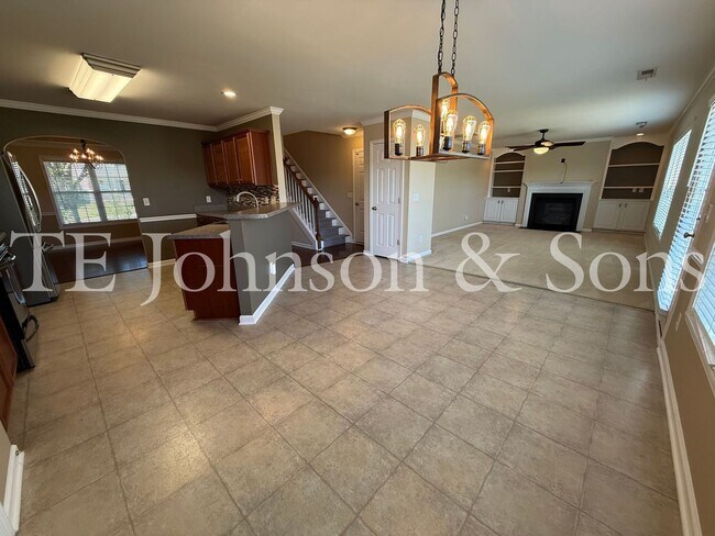 Building Photo - Spacious 4 Bedroom Home with Fenced Yard & Two Car Garage in Clemmons