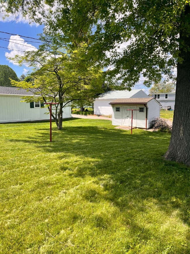 Building Photo - Charming Brick Rancher for Rent