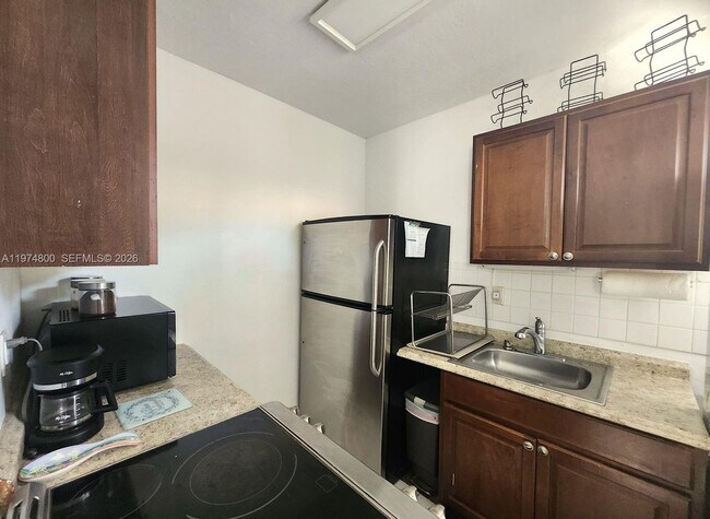 Building Photo - 11220 NE 11th Pl