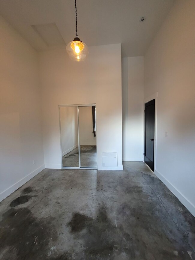 Building Photo - 7008 NE Rodney Ct