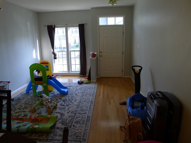 Building Photo - 553 Mockingbird Way