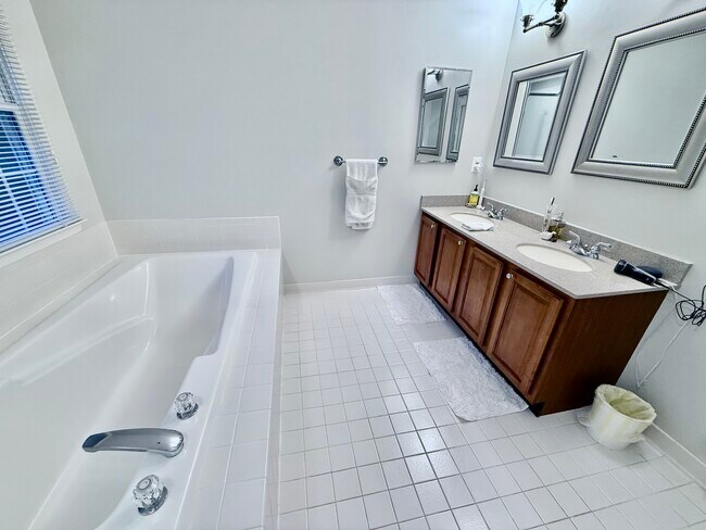 Building Photo - 2730 Wildwood Cir