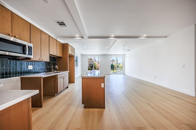 Building Photo - 1259 S Longwood Ave