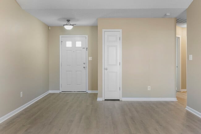Building Photo - 1456 Middlesbrough Dr