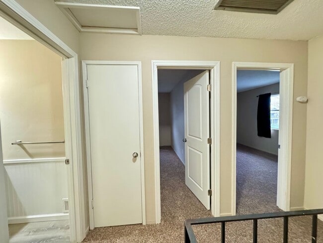 Building Photo - Cozy condo in Auburn