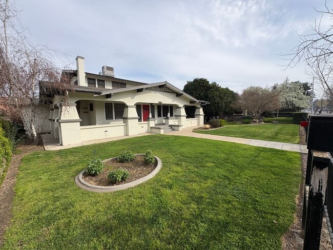 Building Photo - Classic vintage home walking distance to downtown Visalia!