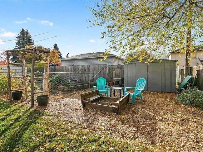 Building Photo - SPACIOUS 3BD/1BA SOUTH HILL HOME | ATTACHED GARAGE | FENCED YARD | W/D HOOKUPS | AVAIL JULY 1