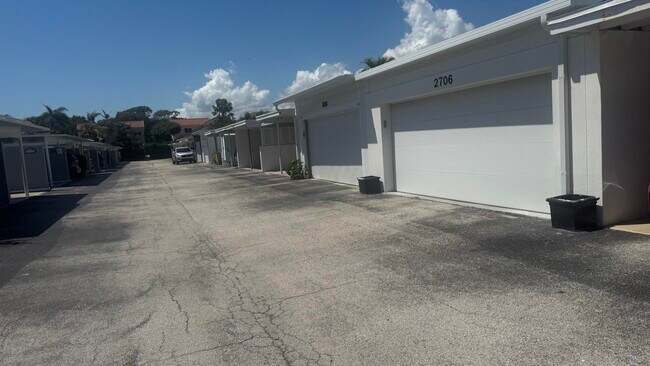 Building Photo - 2704 Cardinal Dr