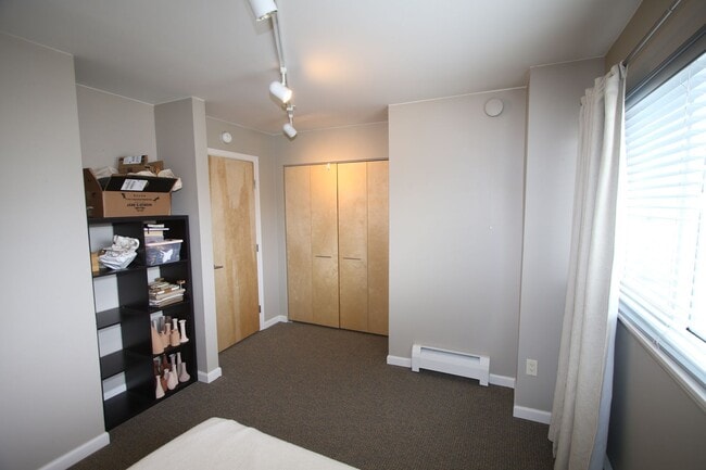 Building Photo - 3 Bedroom Townhouse!