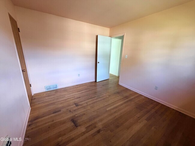 Building Photo - 5 Blue Creek Ln