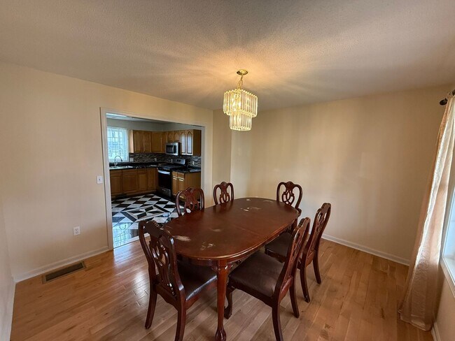 Building Photo - Three Bedroom, Single Family Home Located in Springfield's Pine Point Neighborhood!