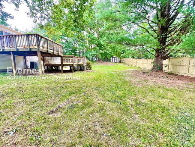 Building Photo - 3 Bed, 2.5 Bath Home with Fenced Yard & Garage / Pet-Friendly / Available Now!