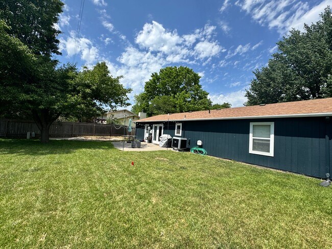 Building Photo - Newly remodeled Eastside home
