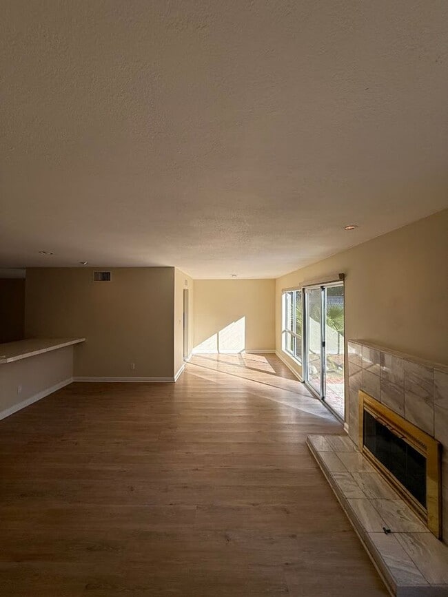 Building Photo - Beautiful 3 Bedroom 2 Bathroom West Hills Home! Great Location! Ready for Move-In!