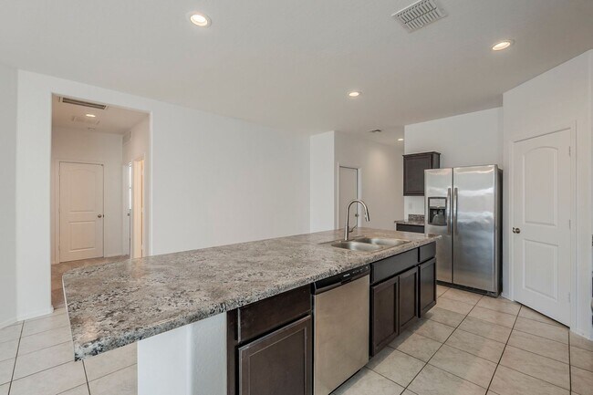 Building Photo - Gorgeous 4 Bed / 2 Bath Home – Move-In Rea...