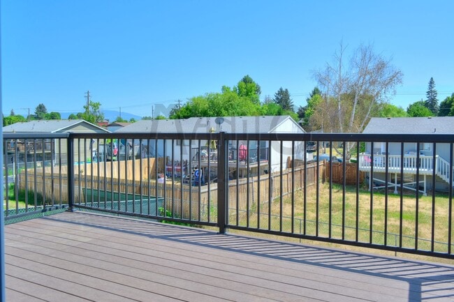 Building Photo - **COMING SOON** Clean & Spacious Spokane Valley Duplex