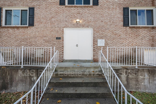 Building Photo - 29 Coulter St