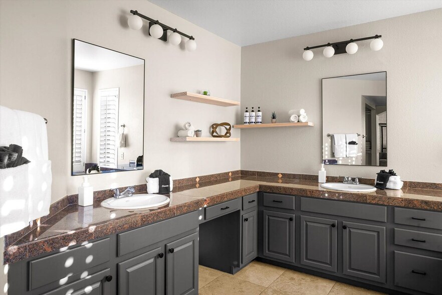 Building Photo - 5604 E Beverly Ln