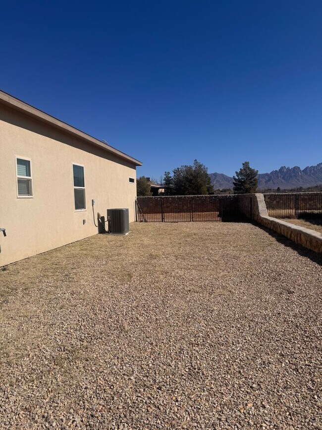 Building Photo - Beautiful newer townhome with Mountain View’s