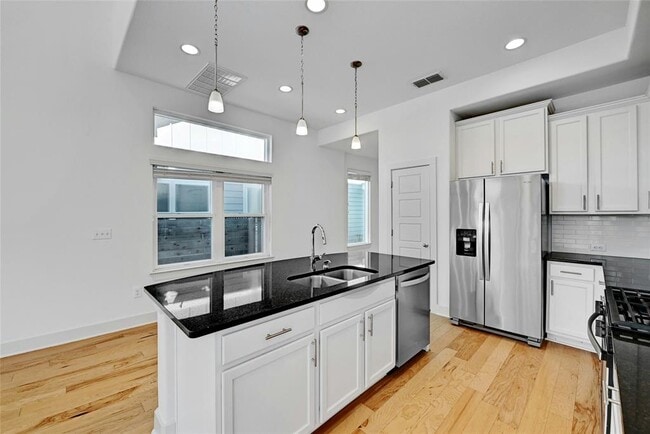 Building Photo - 2308 Hermia St