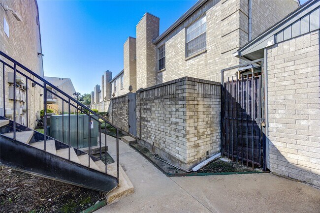 Building Photo - 6500 Sands Point Dr