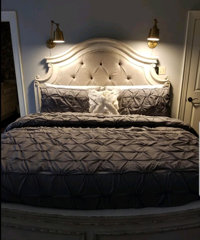 master has queen bed - 5 Charleston Pl