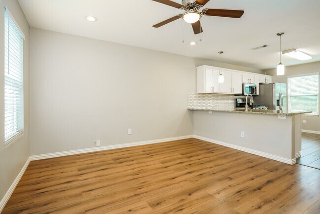 Building Photo - 513 N Wood St