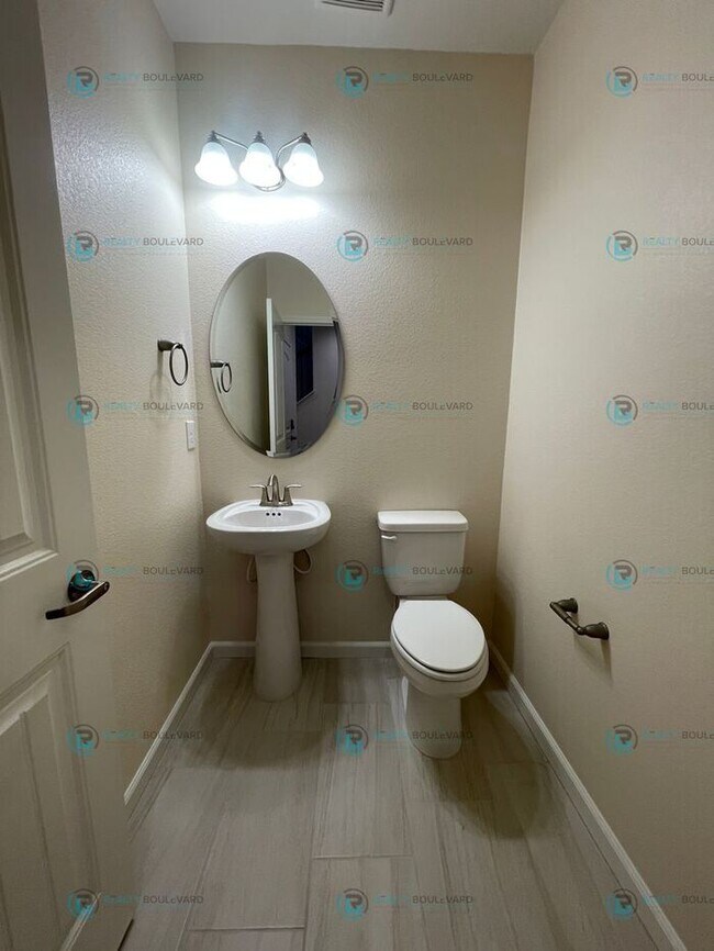 Building Photo - Half month FREE!!! Luxury and Convenience: Fully Equipped 3-Bedroom 2.5 Bathroom 2 car garage Con...