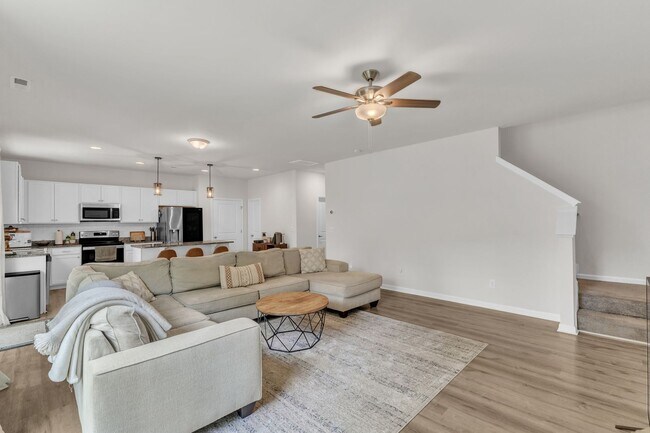 Building Photo - Spacious 3-Bedroom Home for Rent in Knight...