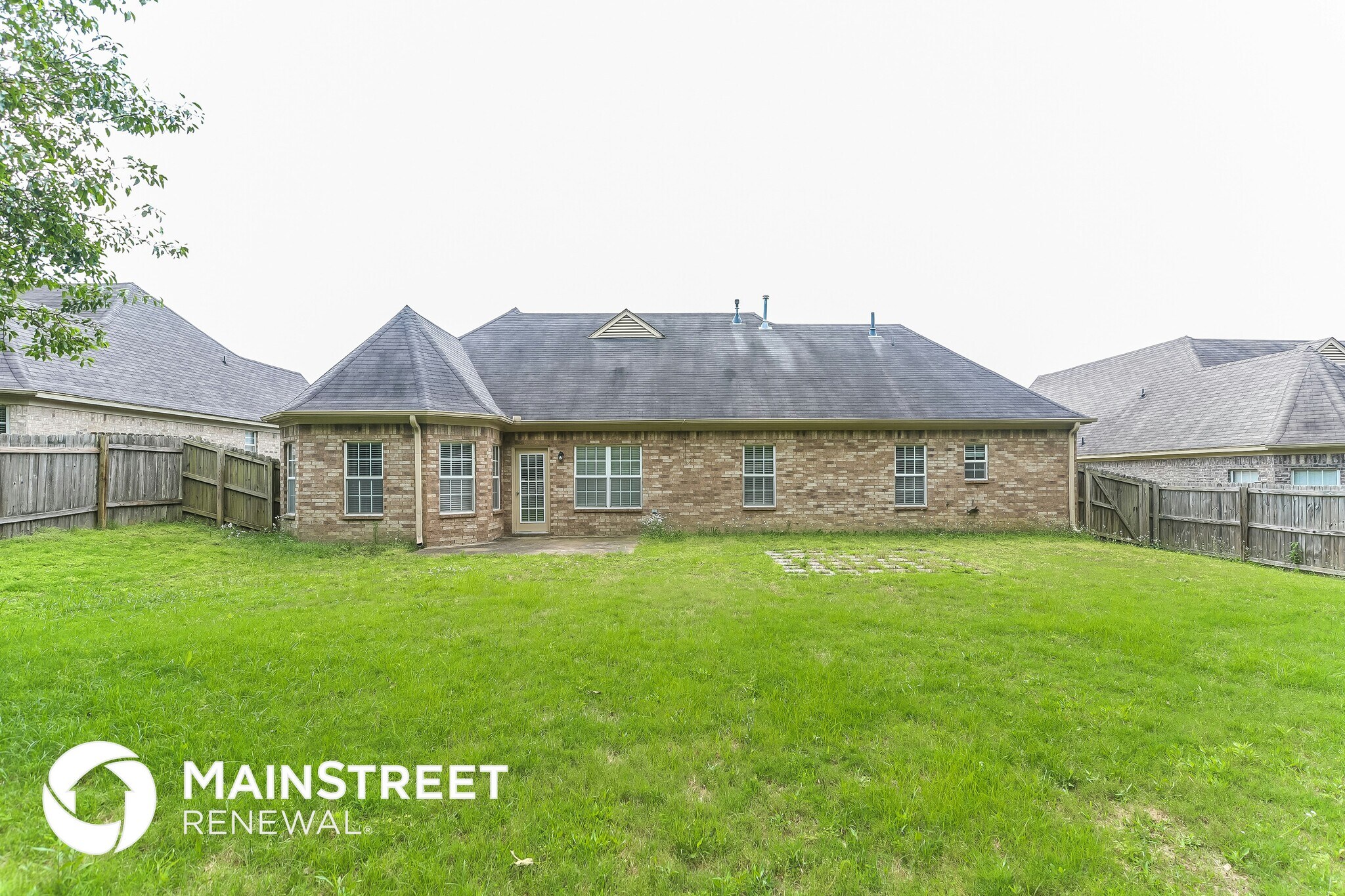 Building Photo - 2588 Pyramid Dr