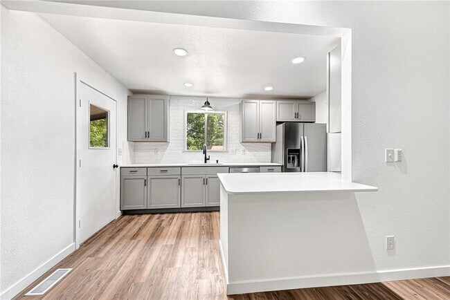 Building Photo - 6 Brompton Dr