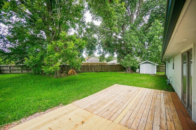 Building Photo - 10834 Parkland Woods Dr