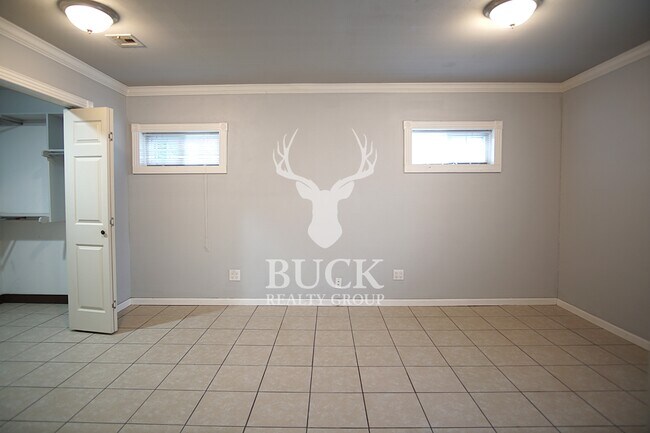 Building Photo - 211 E Harmon Dr
