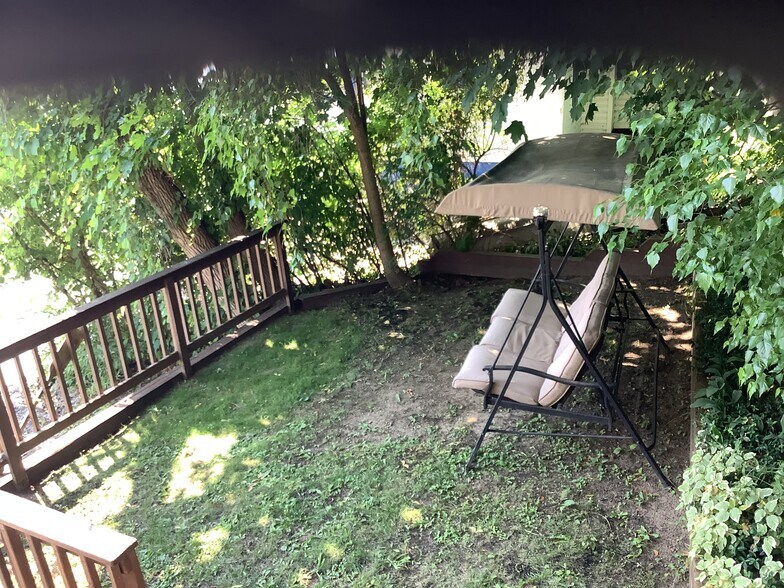 Building Photo - 5077 W Lake Rd